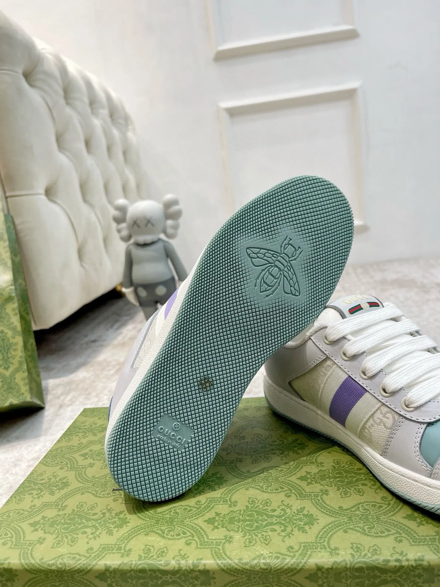 Ex-factory price: 540💰 GUCCI Gucci's newly upgraded back cover lining, top-notch old dirty shoes, classic casual sports shoes for couples, retro sneakers and old G family dirty shoes, updated at the counter simultaneously! ①The shoe upper has the same water-based edge coating process as the original version⚠️The ordinary oil edges on the market have a strong glue feel and are easy to fall off! Grade A first-layer nubuck leather (with pores)/matching computer embroidered double G cloth, high-density terry velvet lining. ② A PVC transparent small round mark sealing line is added to the details of the midsole. The mold is opened six times and the jewelry craftsmanship is used to customize the two-color double G buckle, striving to be the same as the original version. A pair of buttons is more than three times more expensive than ordinary buckles on the market. ③An old two-color washable label, the chip is placed on the outer waist of the right foot, the entire shoe is completely hollowed out with rubber technology, TUP material (rubber to distinguish the market) with the latest green packaging from the counter, 3D printed handbag, and a pair of shoelaces. There is no pressure when entering and exiting the counter. You can buy a 1:1 accurate replica of the original version and modify and upgrade it repeatedly. The details are perfectly restored, the materials are all customized, and they are truly top-notch. Please look at the details clearly to identify the quality. Upper: First-layer frosted cowhide/embroidered double G cloth. Lining: original high-density velvet lining. Foot pads: original pearlescent sheepskin. Outsole: private molded vacuum TPU material. Packaging: original top-grade full set packaging at the counter. Shoe size: women's size 35-40, men's size 39-44 (men's size 38, 45🉑️customized, non-returnable)